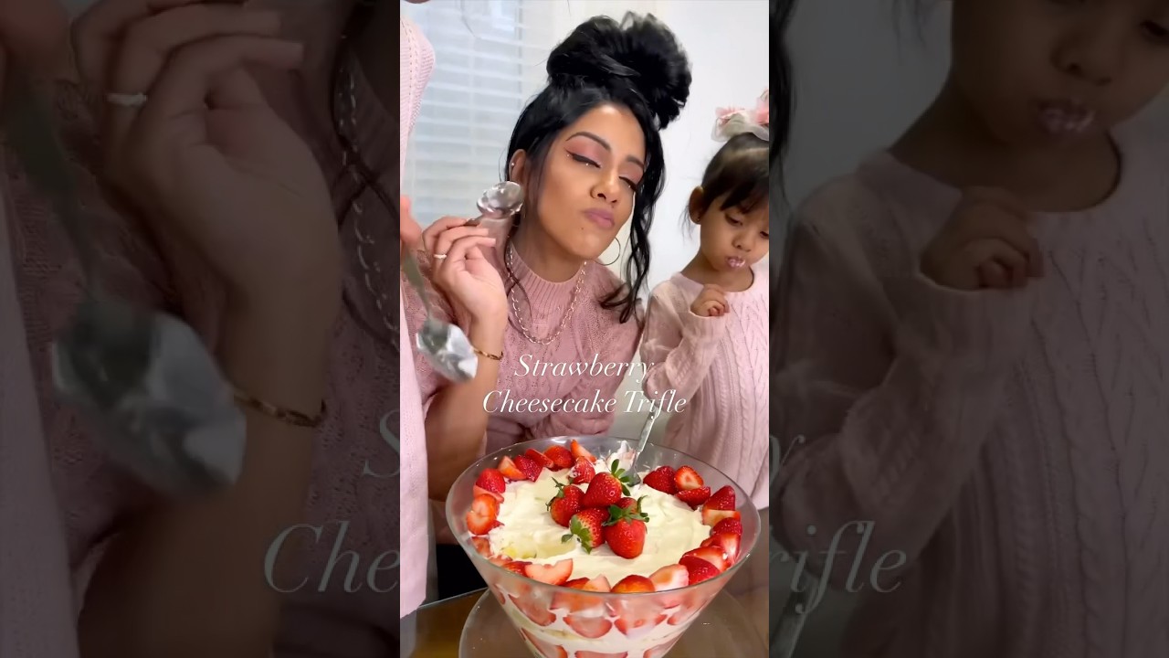 Strawberry Cheesecake Trifle Recipe: Perfection! 🍓🍰