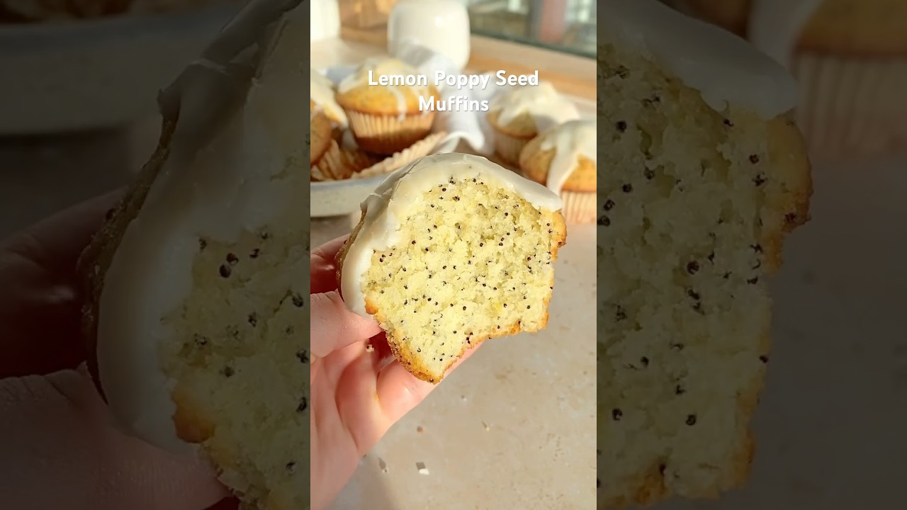 Lemon Poppy Seed Muffins 🍋 juliemarieeats.com #muffinday #lemon